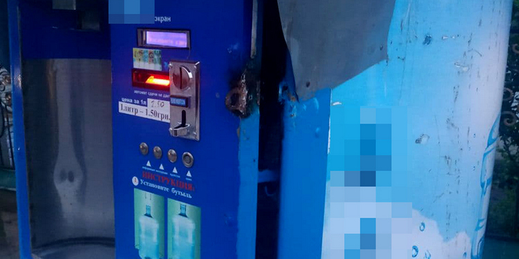В Николаеве преступник ночью взломал автомат продажи питьевой воды, но соседи не спали (ФОТО)