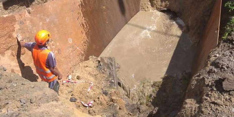 В Николаеве из-за ливней рухнул еще один канализационный коллектор – глубина разрытия 7 метров (ФОТО)