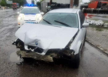 В Николаеве из-за дождя BMW врезался в погрузчик (ФОТО)
