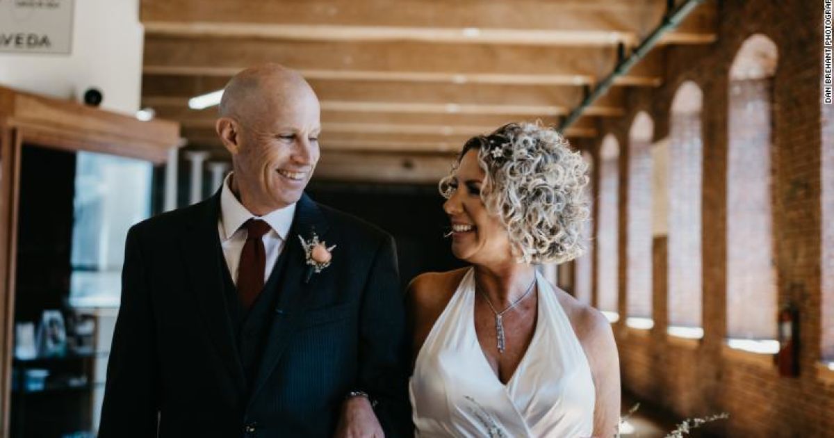 В США мужчина с болезнью Альцгеймера  влюбился в свою жену – забыл, что женат. Она снова сказала ему “да” (ФОТО)