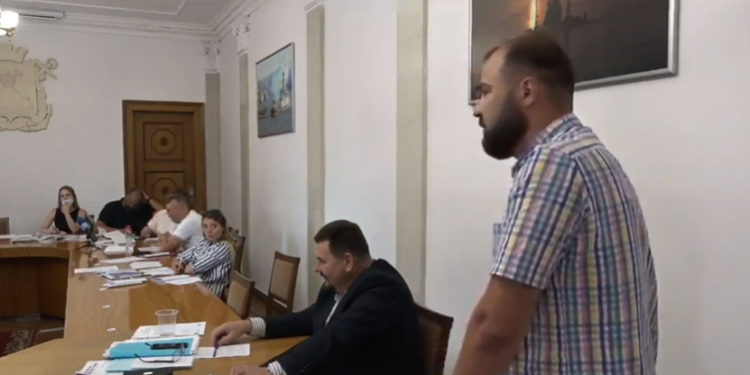 Говорили-балакали. Депутаты Николаевского горсовета так и не решили, что делать с самовольно построенным отелем на территории депо «Николаевэлектротранса»