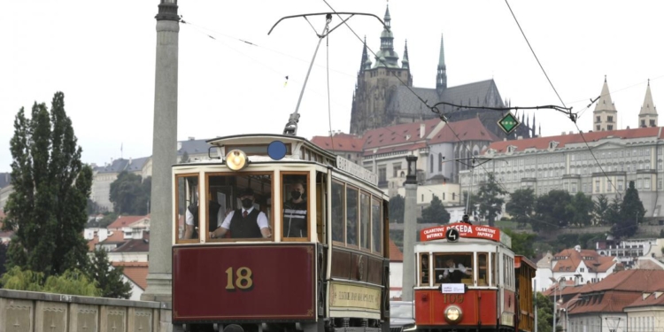 В Праге прошел парад старинных трамваев (ФОТО)