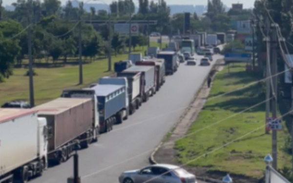 Николаев погряз в пробках: трудно проезжаемы Варваровский, Ингульский мосты и выезд на Херсон (ВИДЕО, ФОТО)