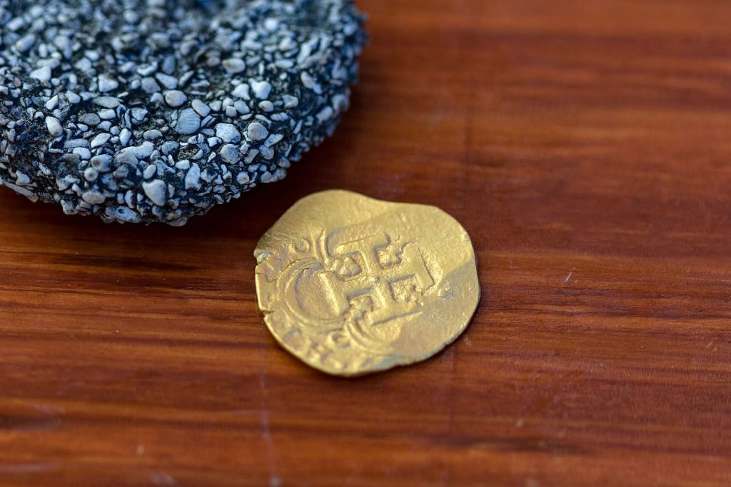 У берегов Флориды впервые за 20 лет нашли золотую монету с затонувших 4 столетия назад испанских галеонов – ее стоимость оценили в $98 тыс. 1