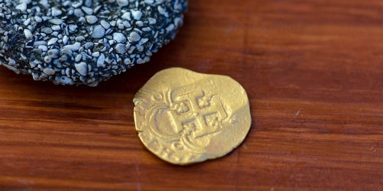 У берегов Флориды впервые за 20 лет нашли золотую монету с затонувших 4 столетия назад испанских галеонов – ее стоимость оценили в $98 тыс.