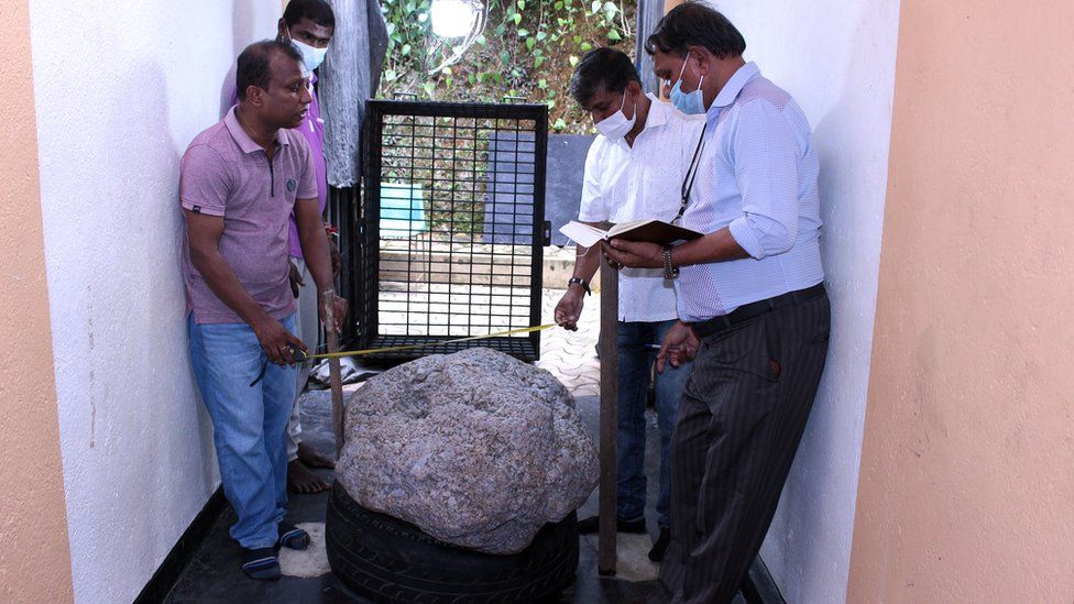 На Шри-Ланке копали колодец, а откопали крупнейшее в мире сапфировое скопление предварительной стоимостью $100 млн. 1