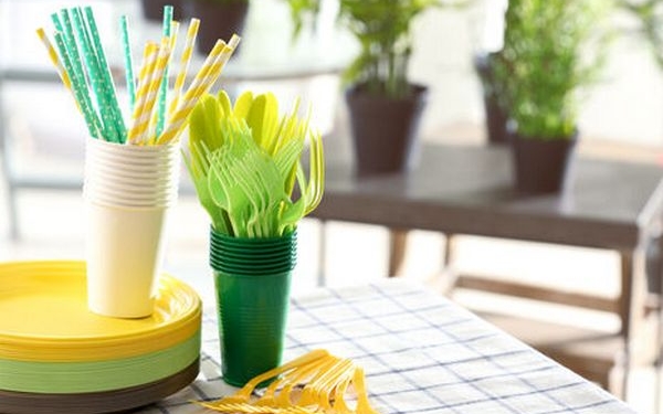 С сегодняшнего дня в Евросоюзе запретили продавать пластиковую посуду