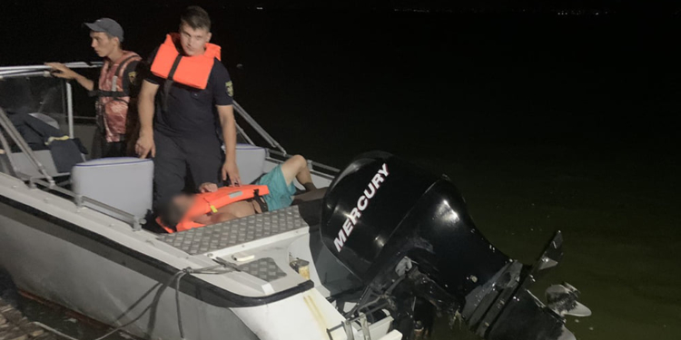 У Очакова спасли рыбака, лодка которого перевернулась в 700 м от берега