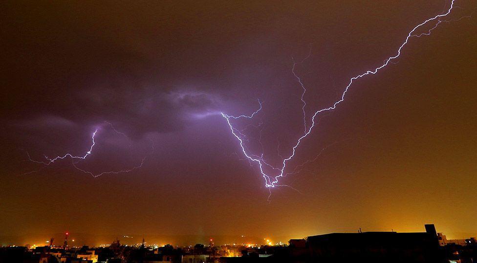 В Индии молния убила сразу 16 человек – они делали селфи 1