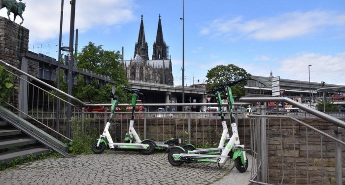 В Кельне хотят поднять со дна Рейна более 500 электросамокатов. Как они туда попали? (ФОТО)