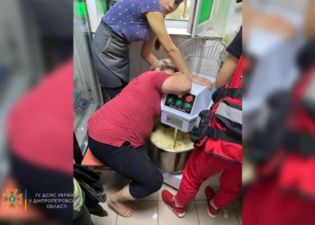 В Днепре у женщины рука застряла в тестомешалке: выручали спасатели