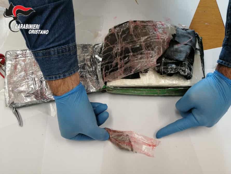 На Сардинии с самолета сбросили на крышу дома чемодан - в нем нашли чистейший кокаин на €9 млн. (ФОТО) 3