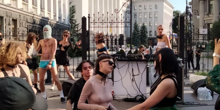 Под Офисом президента проходит ЛГБТ-акция (ФОТО, ВИДЕО)