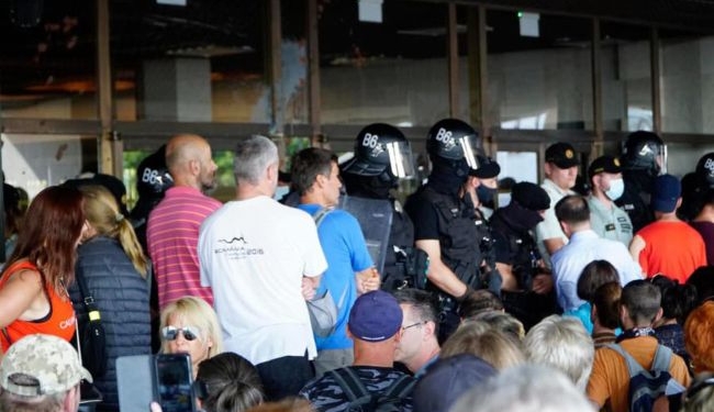 В Словакии противники карантина и вакцинации штурмовали парламент