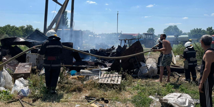 В Новоингулке по непонятным причинам сгорел вагончик, а в Ингулке тушили жилой дом (ФОТО)