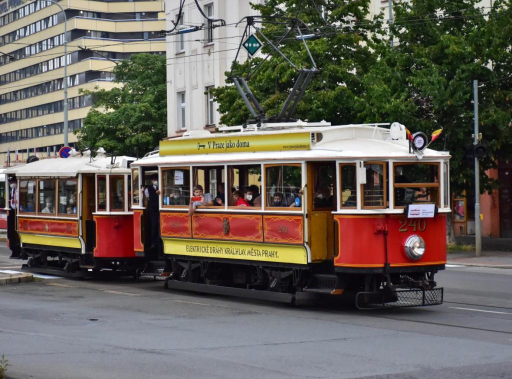 В Праге прошел парад старинных трамваев (ФОТО) 7