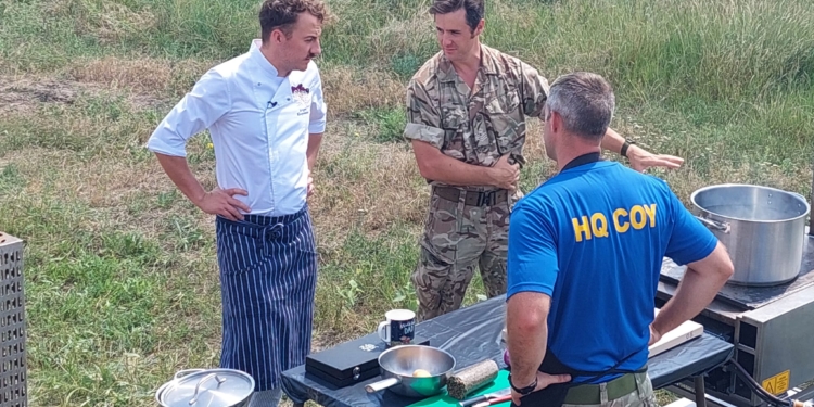 На николаевском полигоне «Широкий лан» известный шеф-повар приготовил борщ в полевых условиях (ФОТО)