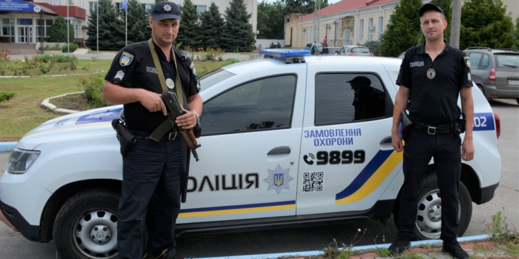 В Николаеве потерявшую память женщину полицейские охраны вернули домой (ФОТО)