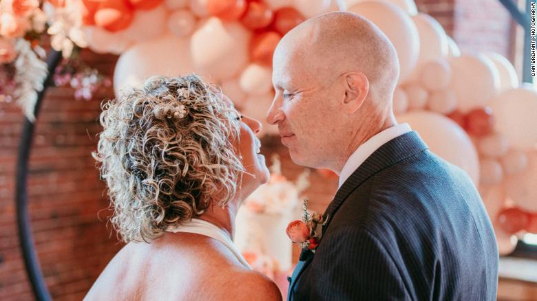 В США мужчина с болезнью Альцгеймера влюбился в свою жену - забыл, что женат. Она снова сказала ему "да" (ФОТО) 3