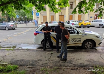 В Николаеве мужчина  посреди бела дня побил  окна в мэрии (ВИДЕО)
