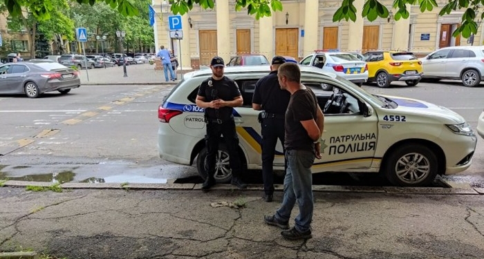 В Николаеве мужчина  посреди бела дня побил  окна в мэрии (ВИДЕО)