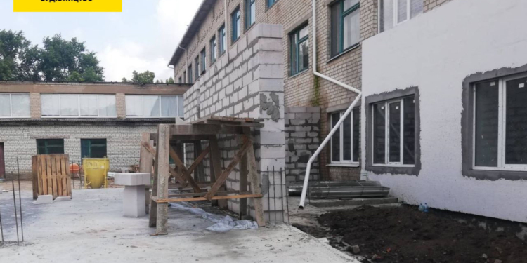 «Велике будівництво»: На Первомайщині реконструюють приймальне відділення (ФОТО)