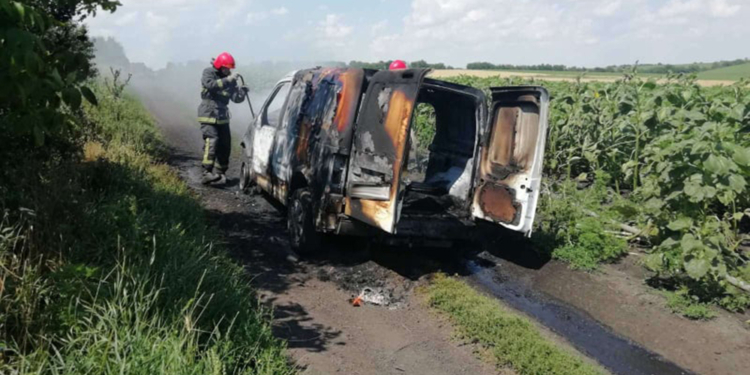 Николаевские спасатели тушили загоревшееся авто в поле (ФОТО)