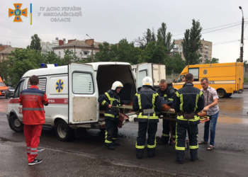 В Николаеве пожарные спасли женщину из пылающей квартиры на 5 этаже (ФОТО)