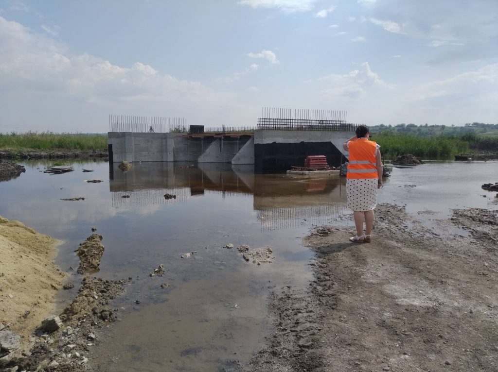 На Николаевщине затоплена стройплощадка Троицкого моста - прорвало дамбы частных прудов 1