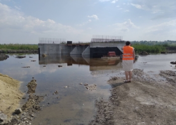 На Николаевщине затоплена стройплощадка Троицкого моста – прорвало дамбы частных прудов