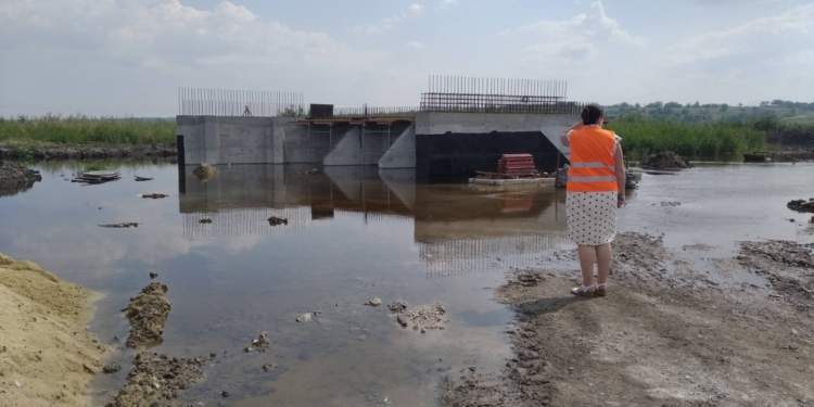 На Николаевщине затоплена стройплощадка Троицкого моста – прорвало дамбы частных прудов
