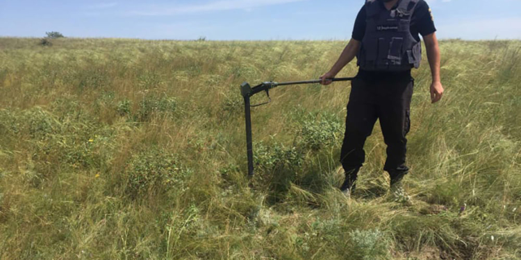 Житель села под Николаевом собирал металлолом, нашел снаряд