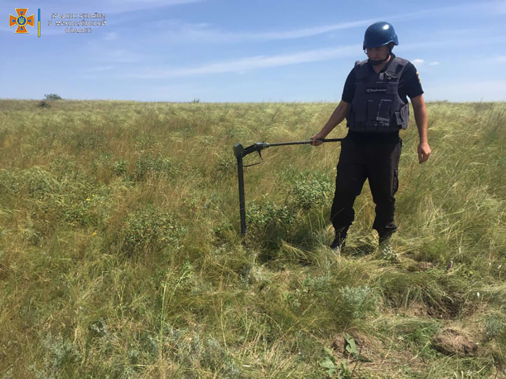 Житель села под Николаевом собирал металлолом, нашел снаряд 1