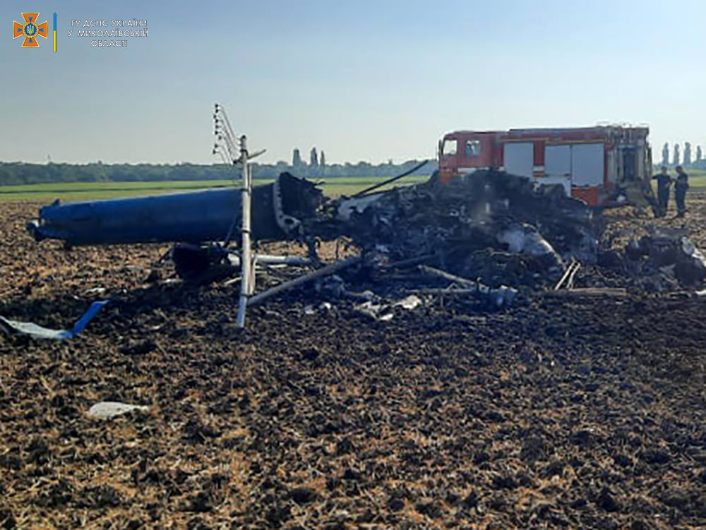 Под Николаевом упал вертолет Ми-2, два человека погибли (ФОТО, ВИДЕО) 7