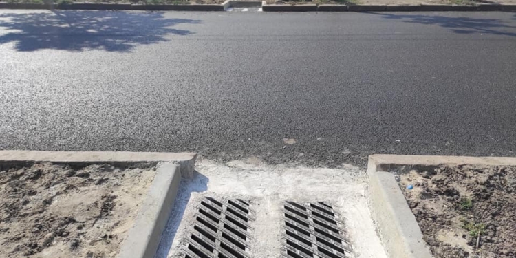 На отремонтированной дороге в Варваровке фуры  уже раздавили ливневки, ЭЛУ автодорог будет их прятать