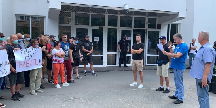 “В Николаеве сейчас – как в 2014-м в Славянске, когда милиция перешла на сторону пророссийских боевиков”. Активисты “Стоп Шлам” митинговали под МВД (ФОТО)