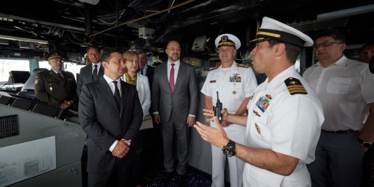 Один день – 2 праздника. Зеленский посетил эсминец ВМС США “Росс” (ФОТО)