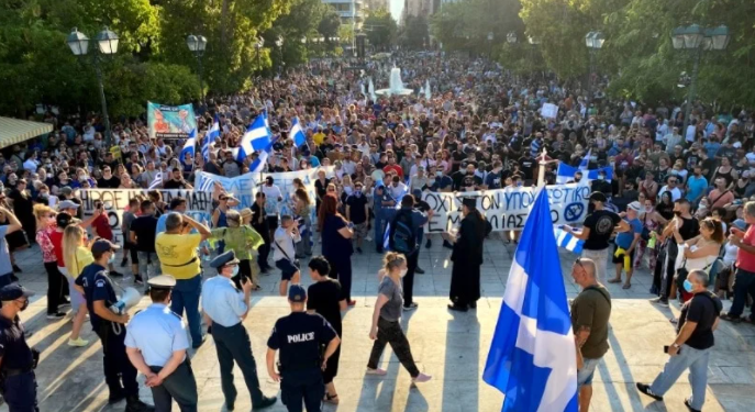 В Греции полиция водометами и слезоточивым газом разогнала протест против вакцинации