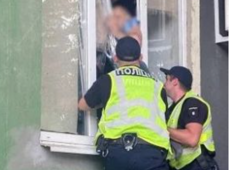 В Херсоне горе-любовник застрял в окне, когда пробирался к бывшей