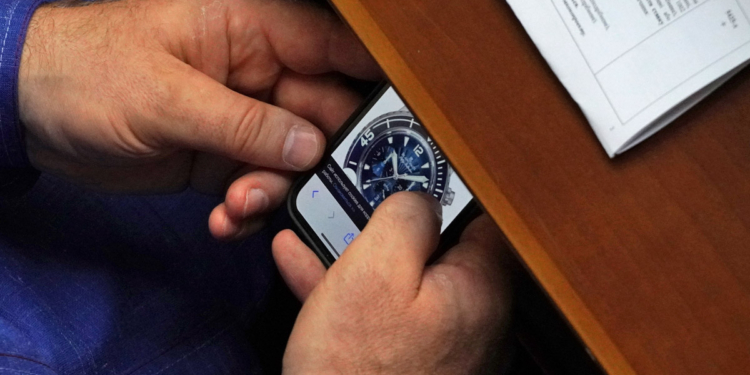 Они у него будут пятые. Если купит. Нардеп в Раде приценивался к часам за $20 400 (ФОТО)