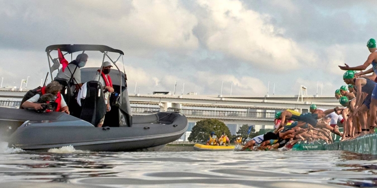 Лодка телевизионщиков сорвала заплыв триатлонистов на Олимпиаде и чуть не задавила спортсменов (ВИДЕО)