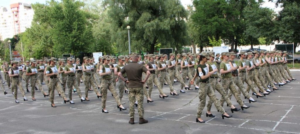 На параде ко Дню Независимости курсантки будут шагать на каблуках. Сеть штормит (ФОТО) 2