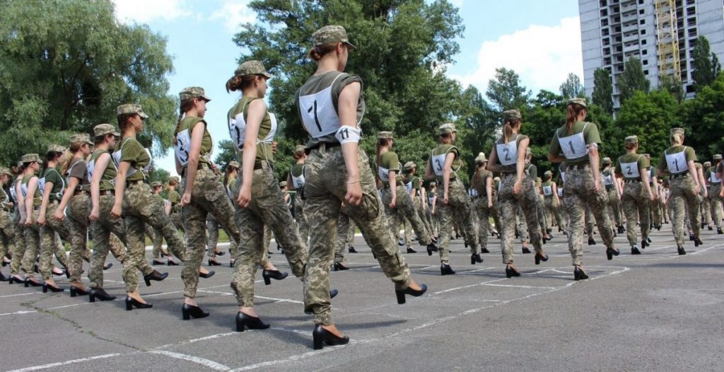 Правительственная уполномоченная по гендерной политике изучает ситуацию с женщинами-военными, которых заставили идти строевым шагом на каблуках 2
