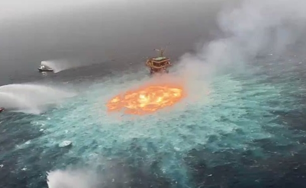 “Портал в ад”: в сети показали пугающее видео пожара в Мексиканском заливе (ВИДЕО)