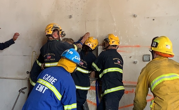 В США женщина застряла в щели между двумя зданиями: голая и вверх ногами (ВИДЕО)