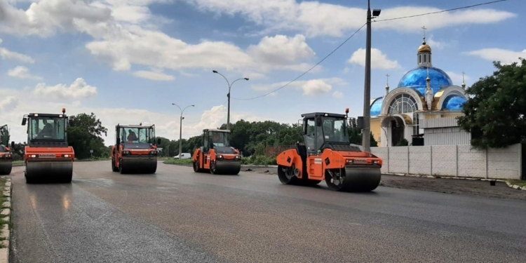 Ремонт дороги на въезде в Николаев: ул.Веселиновская перекрыта – там укладывают финишный слой покрытия (ФОТО)
