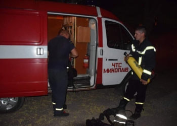Ночью в Николаеве на пожаре двухэтажки спасли 8 человек, в том числе четырех детей (ФОТО)