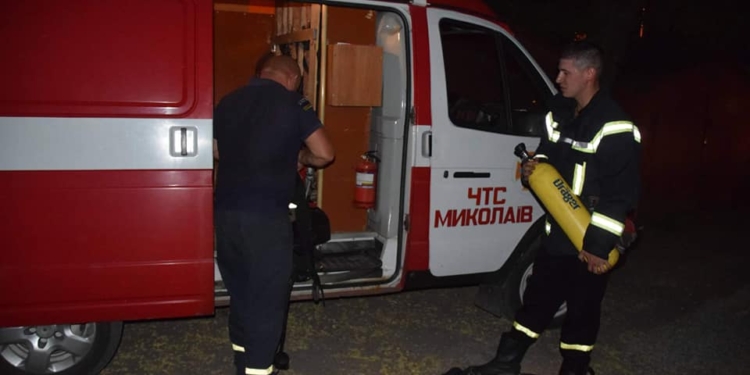 Ночью в Николаеве на пожаре двухэтажки спасли 8 человек, в том числе четырех детей (ФОТО)