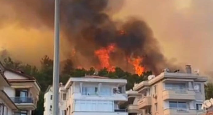 В Турции лесные пожары добрались до отелей, туристов эвакуируют на пляжи (ФОТО, ВИДЕО)