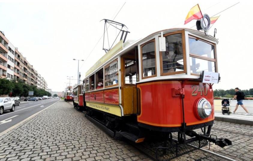 В Праге прошел парад старинных трамваев (ФОТО) 13